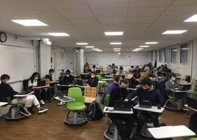 Les étudiants en classe travaillent sur leur ordinateur