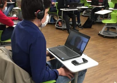 Les étudiants en classe face à leur ordinateur