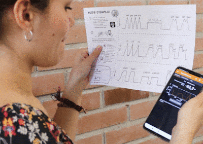 Gi animé une femme de dos tient un smartphone et une feuille de papier