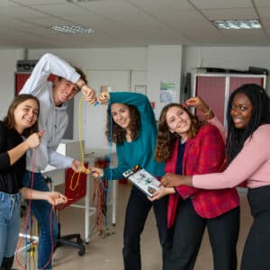 cinq étudiants prennent la pose pour la photo