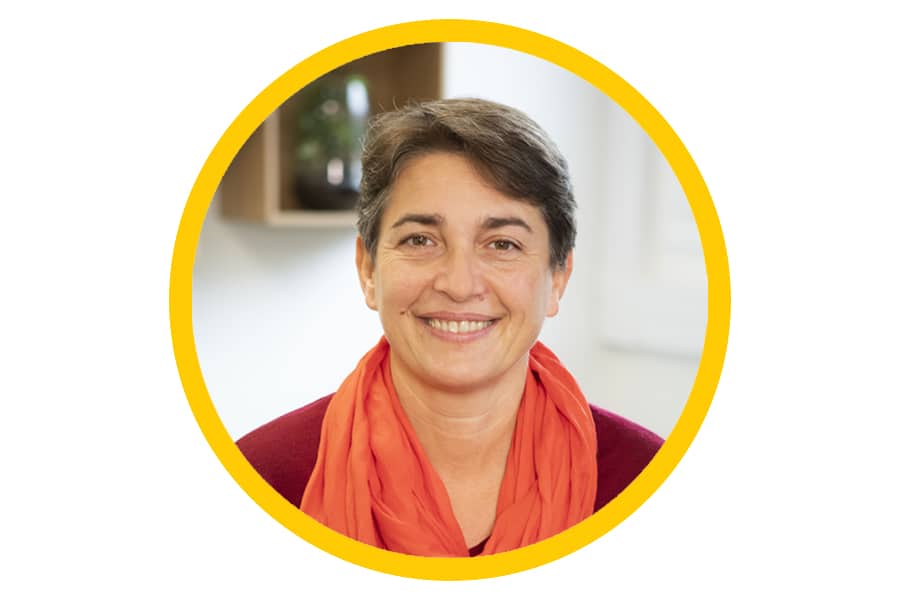 Portrait de face et en gros plan de Fabienne Bernard