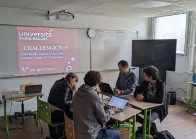 Quatre étudiant travaille sur leur ordinateur dans une salle de classe